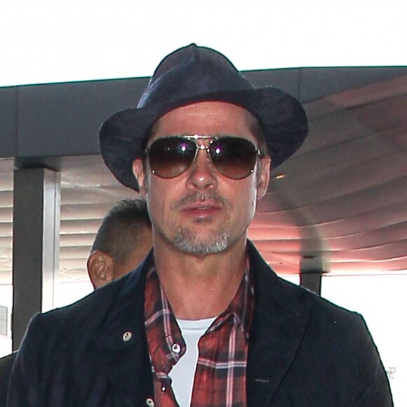 Brad Pitt arrive à l'aéroport LAX de Los Angeles pour prendre un avion. Malgré les rumeurs de divorce qui courent, l'acteur continue de porter son alliance. Le 15 juin 2016