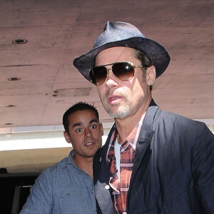 Brad Pitt arrive à l'aéroport LAX de Los Angeles pour prendre un avion. Malgré les rumeurs de divorce qui courent, l'acteur continue de porter son alliance. Le 15 juin 2016