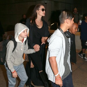 Angelina Jolie arrive avec ses enfants Pax, Shiloh et Zahara à L'aéroport de LAX à Los Angeles. Le 2 mars 2016