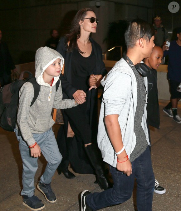 Angelina Jolie arrive avec ses enfants Pax, Shiloh et Zahara à L'aéroport de LAX à Los Angeles. Le 2 mars 2016
