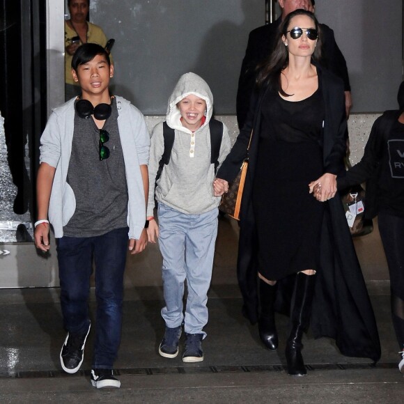 Angelina Jolie arrive avec ses enfants Pax, Shiloh et Zahara à L'aéroport de LAX à Los Angeles. Le 2 mars 2016