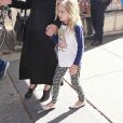 Brad Pitt et sa femme Angelina Jolie passent chez Barnes et Noble avec leurs enfants Vivienne et Knox à New York le 3 novembre 2015.