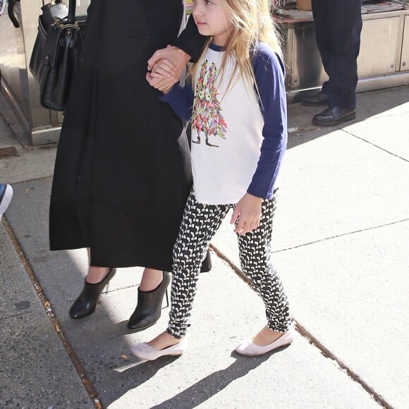 Brad Pitt et sa femme Angelina Jolie passent chez Barnes et Noble avec leurs enfants Vivienne et Knox à New York le 3 novembre 2015.