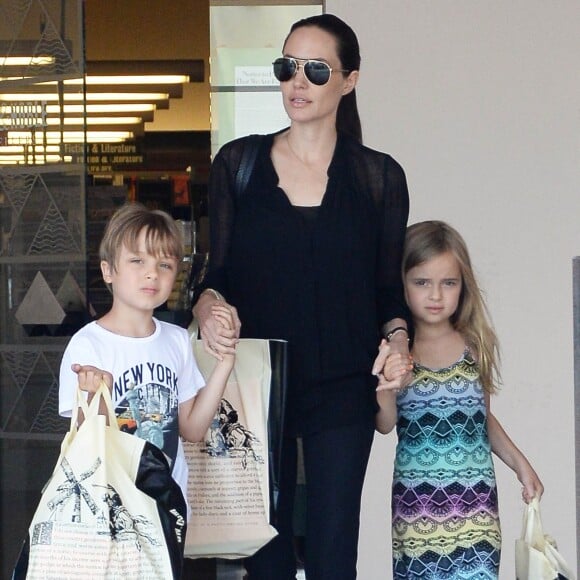 Angelina Jolie est allée faire du shopping avec ses enfants Knox et Vivienne dans une libraire à Studio City, le 19 juillet 2015