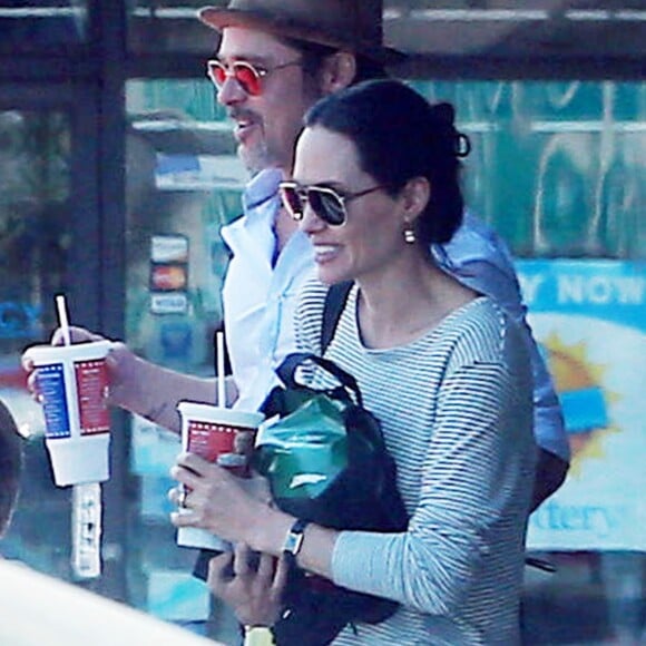 Brad Pitt et Angelina Jolie font du shopping avec leurs enfants Shiloh et Pax à Glendale. Le 10 juillet 2015