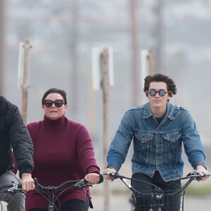 Pierce Brosnan fait du vélo avec sa femme Keely Shaye Smith et leur fils Dylan à Malibu, le 19 janvier 2016.