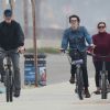 Pierce Brosnan fait du vélo avec sa femme Keely Shaye Smith et leur fils Dylan à Malibu, le 19 janvier 2016.