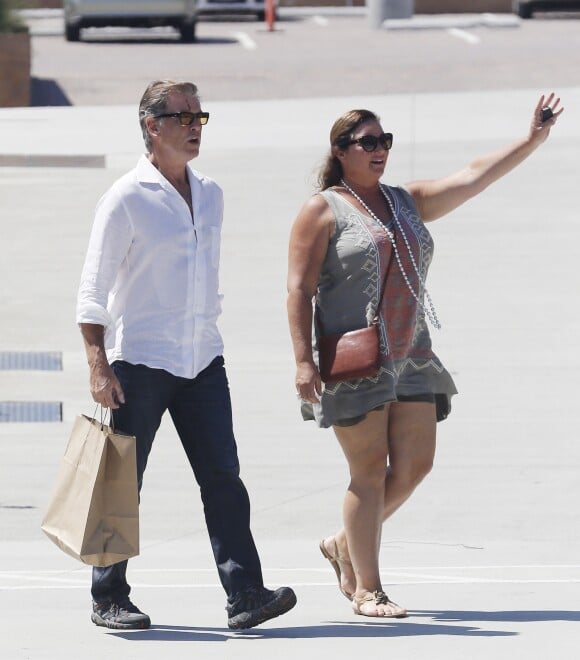 Pierce Brosnan et sa femme Keely Shaye Smith à Malibu, le 3 septembre 2015.