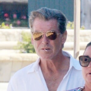 Pierce Brosnan et sa femme Keely Shaye Smith à Malibu, le 28 août 2015.