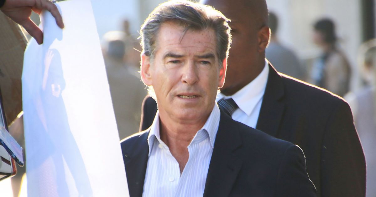 Pierce Brosnan arrive dans les studios de l'émission Jimmy Kimmel Live