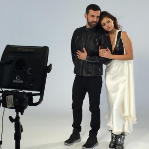 Nicolas Ghesquière et Selena Gomez sur le shooting de leur cover story pour Vogue Brasil. Juin 2016.