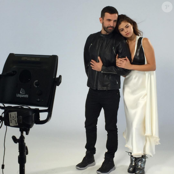 Nicolas Ghesquière et Selena Gomez sur le shooting de leur cover story pour Vogue Brasil. Juin 2016.
