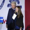 Bill Clinton et sa fille Chelsea à Des Moines, Iowa, le 16 janvier 2016.