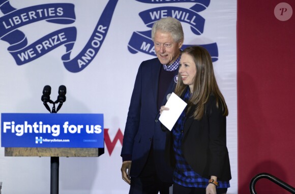 Bill Clinton et sa fille Chelsea à Des Moines, Iowa, le 16 janvier 2016.