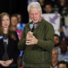 Bill Clinton et sa fille Chelsea Clinton à Hudson, New Hampshire, le 8 février 2016.