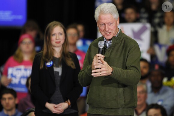 Bill Clinton et sa fille Chelsea Clinton à Hudson, New Hampshire, le 8 février 2016.
