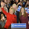 Hillary Clinton, Bill Clinton et leur fille Chelsea à Des Moines, Iowa, le 1er février 2016.