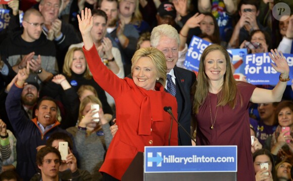 Hillary Clinton, Bill Clinton et leur fille Chelsea à Des Moines, Iowa, le 1er février 2016.