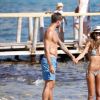 Kevin Trapp et sa compagne Izabel Goulart très amoureux sur la plage à Ibiza, le 19 juin 2016.