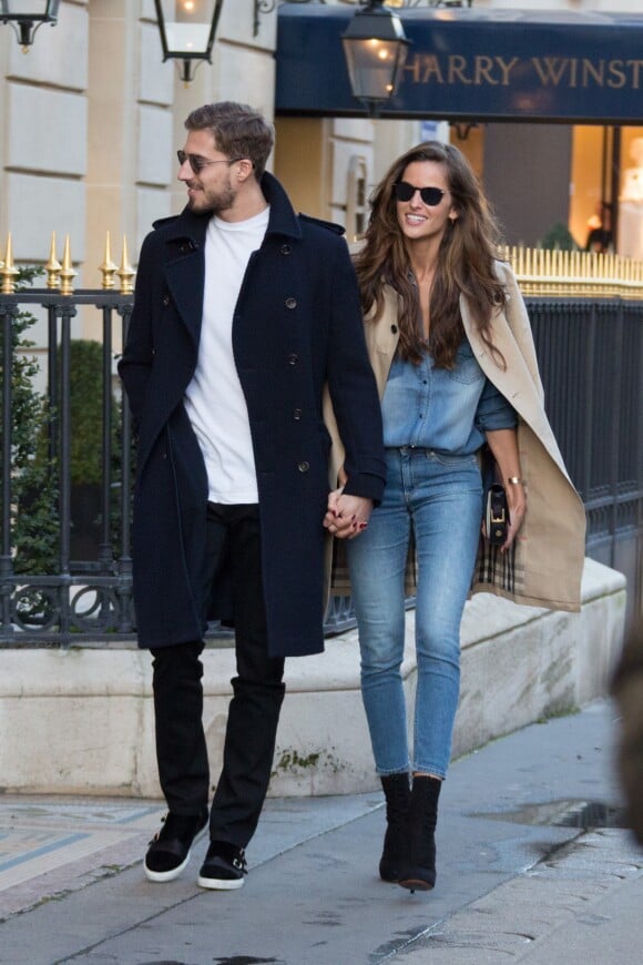 Izabel Goulart et son compagnon Kevin Trapp, en amoureux, sortent du restaurant L'Avenue et se promènent avenue Montaigne à Paris, le 3 mars 2016.