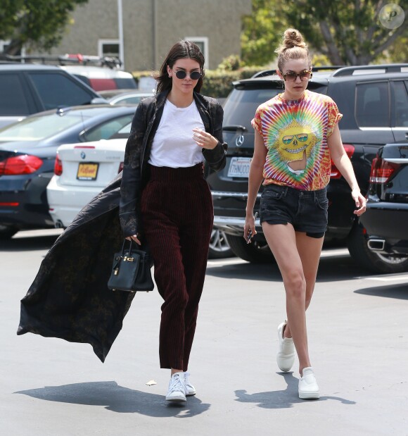 Les amies Kendall Jenner et Gigi Hadid font du shopping chez Fred Segal à West Hollywood, le 1er juin 2016.