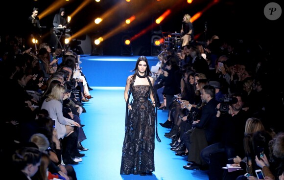 Kendall Jenner défile pour "Elie Saab", collection prêt-à-porter automne-hiver 2016-2017 à Paris le 5 mars 2016.