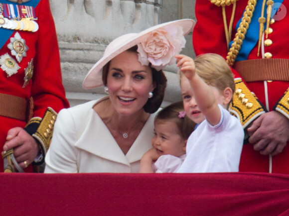 Kate Middleton, duchesse de Cambridge et ses enfants la princesse Charlotte, le prince George - La famille royale d'Angleterre au balcon du palais de Buckingham lors de la parade "Trooping The Colour" à l'occasion du 90ème anniversaire de la reine. Le 11 juin 2016