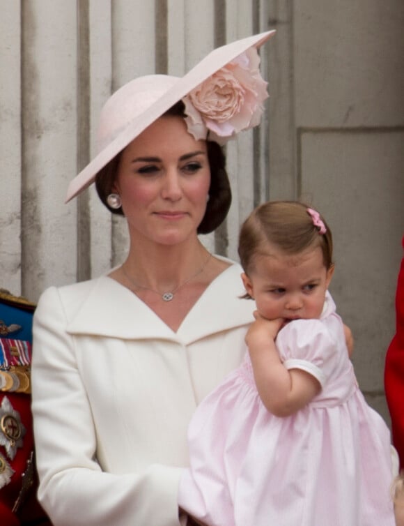 Kate Middleton, duchesse de Cambridge, la princesse Charlotte - La famille royale d'Angleterre au balcon du palais de Buckingham lors de la parade "Trooping The Colour" à l'occasion du 90ème anniversaire de la reine. Le 11 juin 2016 11