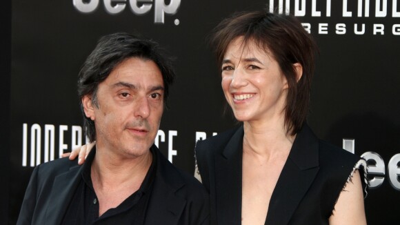 Charlotte Gainsbourg, avec son chéri Yvan Attal, affiche son nouveau look sexy