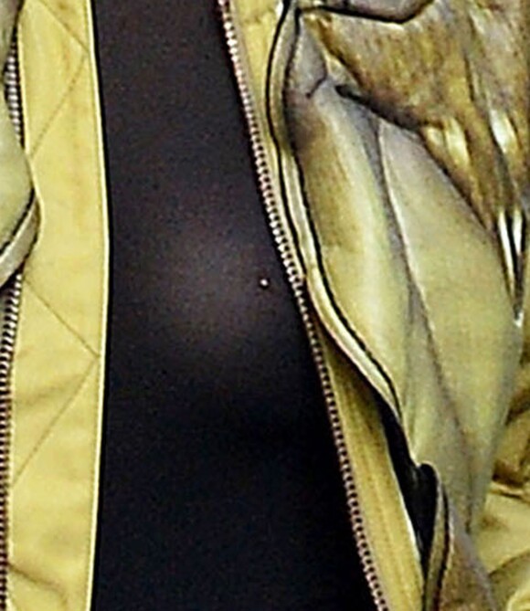 Kendall Jenner au téléphone dans les rues de New York, le 21 juin 2016. Elle porte un haut transparent qui laisse entrevoir sa poitrine et son piercing! Elle a une coque iPhone "Kimoji" (Send Nudes), une gamme de coques de téléphone créées par sa soeur Kim Kardashian.