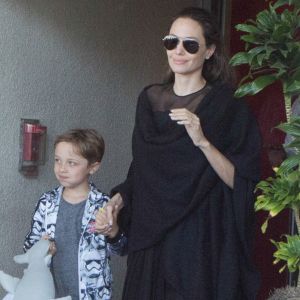 Angelina Jolie arrive à l'aéroport de Los Angeles avec ses fils Knox et Maddox en provenance de New York, le 20 juin 2016.