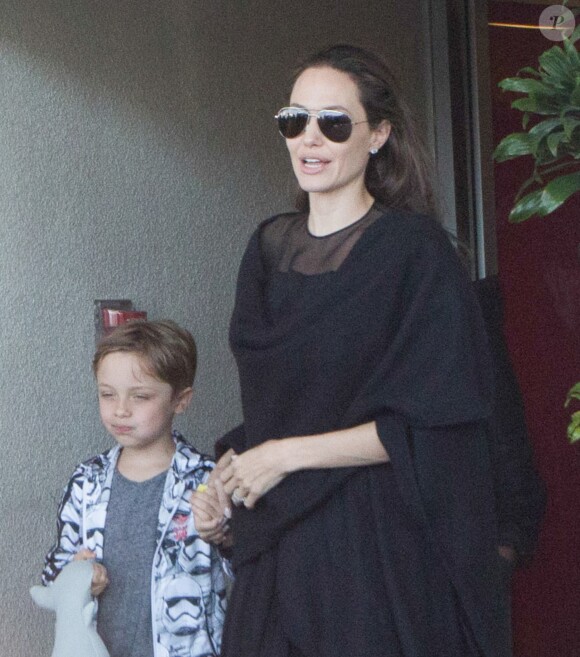 Angelina Jolie arrive à l'aéroport de Los Angeles avec ses fils Knox et Maddox en provenance de New York, le 20 juin 2016.