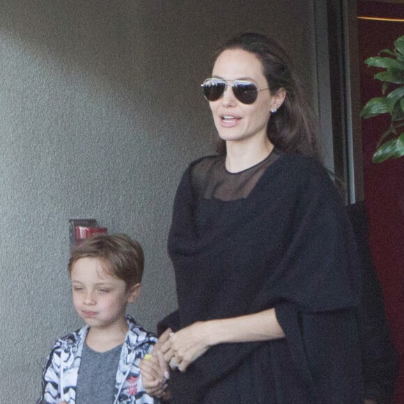 Angelina Jolie arrive à l'aéroport de Los Angeles avec ses fils Knox et Maddox en provenance de New York, le 20 juin 2016.