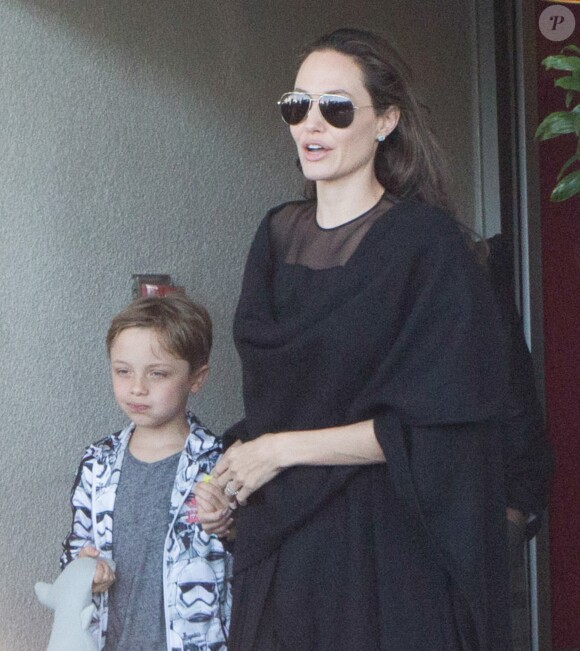 Angelina Jolie arrive à l'aéroport de Los Angeles avec ses fils Knox et Maddox en provenance de New York, le 20 juin 2016.