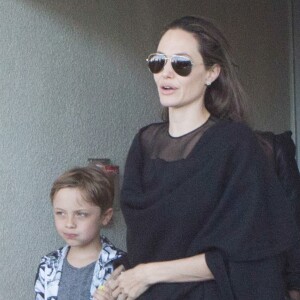 Angelina Jolie arrive à l'aéroport de Los Angeles avec ses fils Knox et Maddox en provenance de New York, le 20 juin 2016.