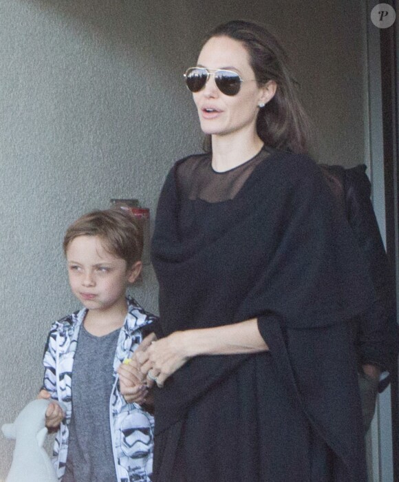 Angelina Jolie arrive à l'aéroport de Los Angeles avec ses fils Knox et Maddox en provenance de New York, le 20 juin 2016.