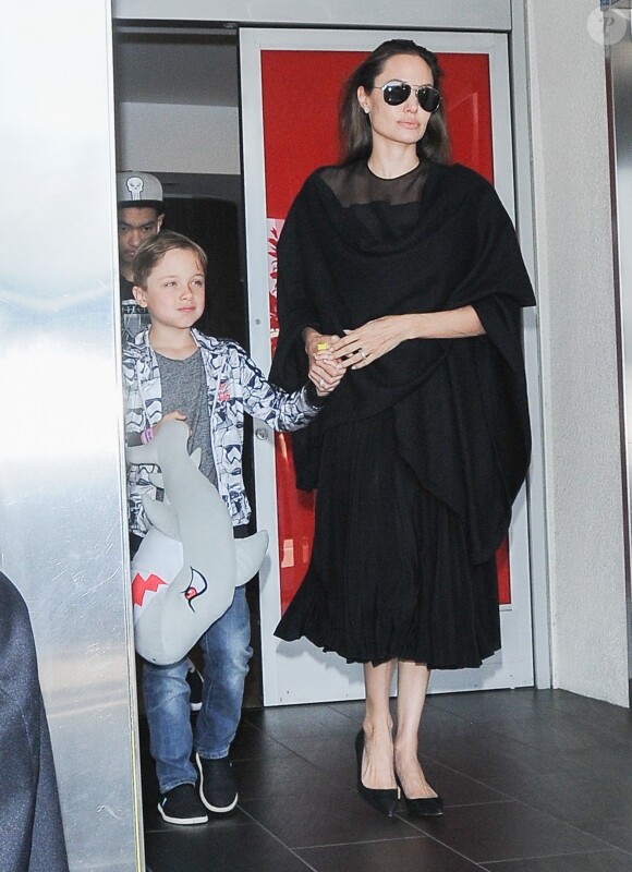 Angelina Jolie arrive à l'aéroport de Los Angeles avec ses fils Knox et Maddox en provenance de New York, le 20 juin 2016.