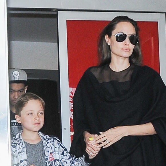 Angelina Jolie arrive à l'aéroport de Los Angeles avec ses fils Knox et Maddox en provenance de New York, le 20 juin 2016.