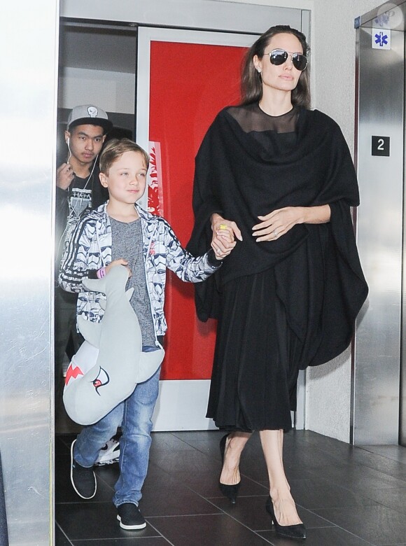 Angelina Jolie arrive à l'aéroport de Los Angeles avec ses fils Knox et Maddox en provenance de New York, le 20 juin 2016.