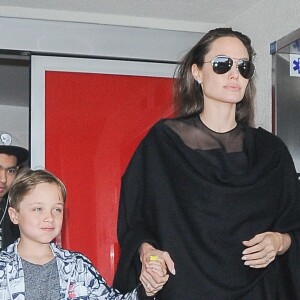 Angelina Jolie arrive à l'aéroport de Los Angeles avec ses fils Knox et Maddox en provenance de New York, le 20 juin 2016.