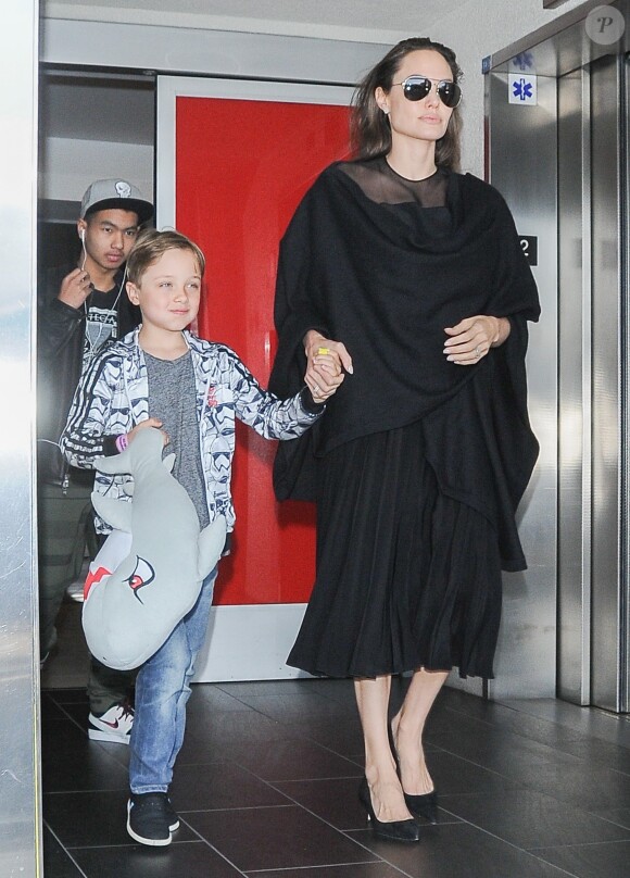 Angelina Jolie arrive à l'aéroport de Los Angeles avec ses fils Knox et Maddox en provenance de New York, le 20 juin 2016.