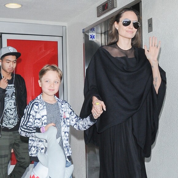 Angelina Jolie arrive à l'aéroport de Los Angeles avec ses fils Knox et Maddox en provenance de New York, le 20 juin 2016.