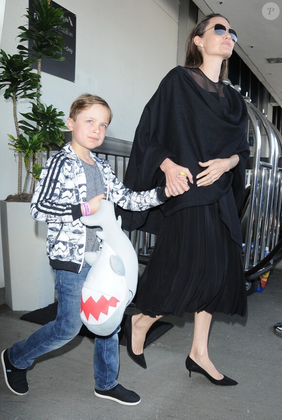 Angelina Jolie arrive à l'aéroport de Los Angeles avec ses fils Knox et Maddox en provenance de New York, le 20 juin 2016.