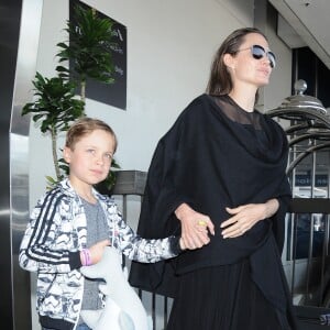 Angelina Jolie arrive à l'aéroport de Los Angeles avec ses fils Knox et Maddox en provenance de New York, le 20 juin 2016.