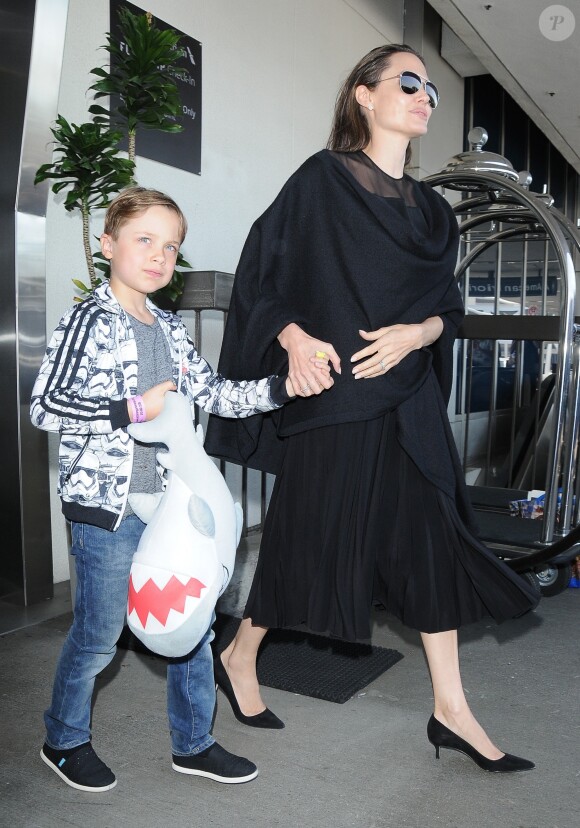 Angelina Jolie arrive à l'aéroport de Los Angeles avec ses fils Knox et Maddox en provenance de New York, le 20 juin 2016.