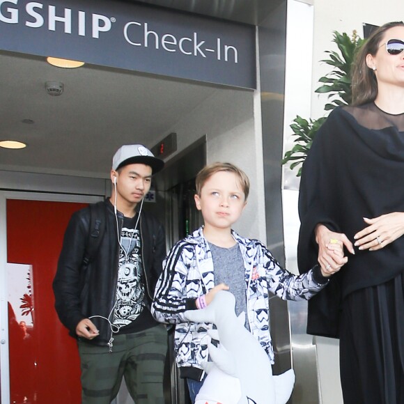 Angelina Jolie arrive à l'aéroport de Los Angeles avec ses fils Knox et Maddox en provenance de New York, le 20 juin 2016.