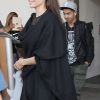 Angelina Jolie arrive à l'aéroport de Los Angeles avec ses fils Knox et Maddox en provenance de New York, le 20 juin 2016.
