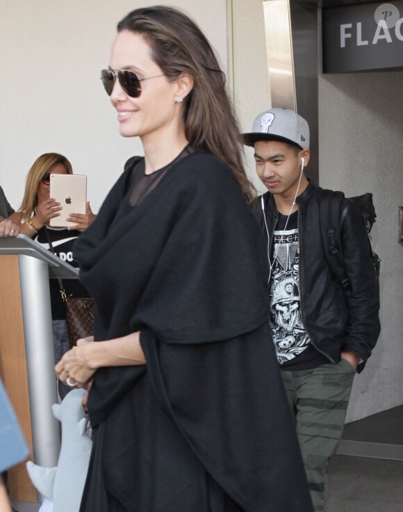 Angelina Jolie arrive à l'aéroport de Los Angeles avec ses fils Knox et Maddox en provenance de New York, le 20 juin 2016.