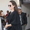 Angelina Jolie arrive à l'aéroport de Los Angeles avec ses fils Knox et Maddox en provenance de New York, le 20 juin 2016.