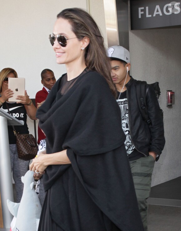 Angelina Jolie arrive à l'aéroport de Los Angeles avec ses fils Knox et Maddox en provenance de New York, le 20 juin 2016.